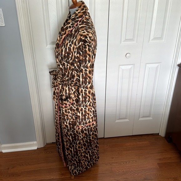 NWOT Hannah Lounge Animal Print Robe - Picture 7 of 11